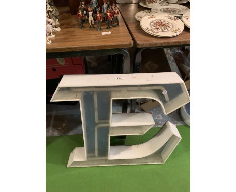 A LARGE NEON LIGHT UP LETTER 'E' APPROX 57CM X 57CM 