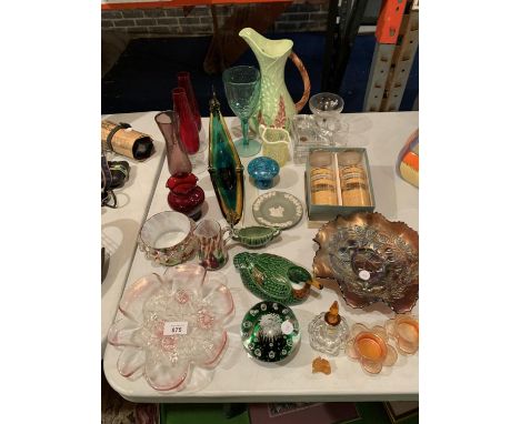 AN ECLECTIC ASSORTMENT OF GLASS AND CERAMIC WARE TO INCLUDE A LARGE CARLTON WARE JUG AND A JASPER WARE DISH ETC 