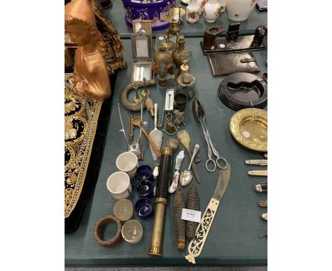 AN ECLECTIC ASSORTMENT OF VINTAGE ITEMS TO INCLUDE VINTAGE HAIR CLIPPERS A BRASS BELL AND CANDLE STICK ETC 