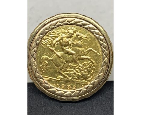 A 9 CARAT GOLD RING WITH A 1982 HALF SOVEREIGN COIN SIZE U 