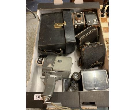 AN ASSORTMENT OF VINTAGE CAMERA EQUIPMENT TO INCLUDE AN 'ELMO ZOOM AUTO-EYE' ETC 