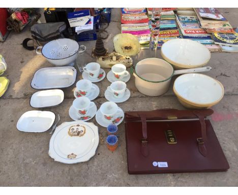 AN ASSORTMENT OF VINTAGE KITCHEN WARE TO INCLUDE TWO LARGE MIXING BOWLS ETC 