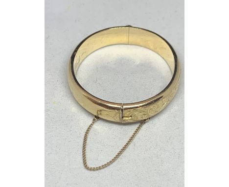 A 9 CARAT GOLD BANGLE WEIGHT 20g ENGRAVED FELICITY TO THE INSIDE 