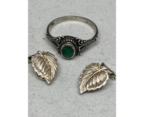 A SILVER RING WITH A GREEN STONE AND A PAIR OF LEAF DESIGN EARRINGS 