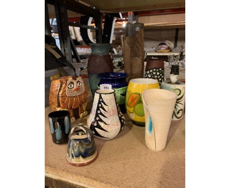 AN ASSORTMENT OF STUDIO POTTERY ITEMS TO INCLUDE A POOLE VASE (A/F) 