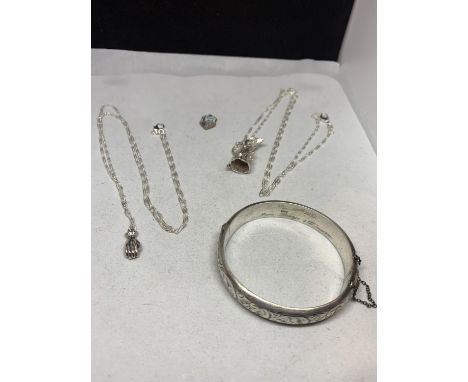 A SILVER HALLMARKED CHESTER BANGLE, TWO CHAINS MARKED 925 WITH BOOT AND HAND PENDANTS AND A RIMINI CHARM IN A PRESENTATION BO