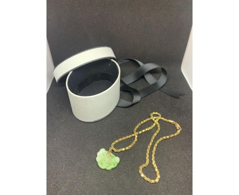 A SILVER GILT NECKLACE MARKED 925 WITH A JADE PENDANT IN A PRESENTATION BOX 