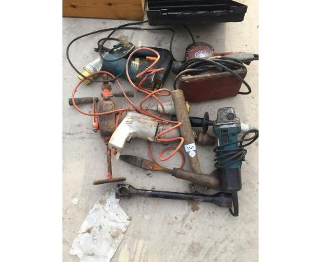 AN ASSORTMENT OF VINTAGE HAND TOOLS TO INCLUDE A SANDER AND GRINDER ETC 