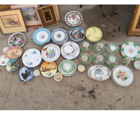 A LARGE ASSORTMENT OF CERAMIC WARE TO INCLUDE GREEN AND WHITE TRIOS AND VARIOUS PLATES ETC 