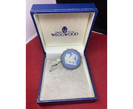 A BOXED WEDGEWOOD BLUE AND WHITE JASPERWARE BROOCH 