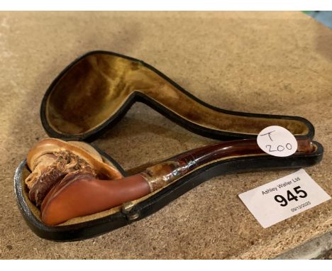 A BOXED SMOKING PIPE WITH THE FIGURE OF A MANS HEAD 