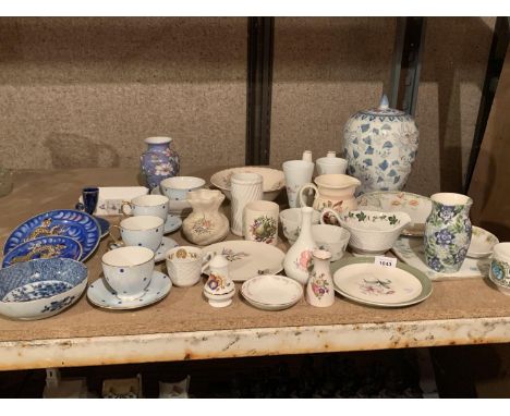 A LARGE ASSORTMENT OF CERAMIC WARE TO INCLUDE A LARGE LIDDED GINGER JAR ETC 