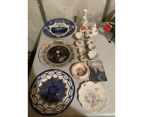 AN ECLECTIC ASSORTMENT OF CERAMIC WARE TO INCLUDE A BLUE AND WHITE WEDGWOOD PLATE AND AN AYNSLEY DISH ETC 