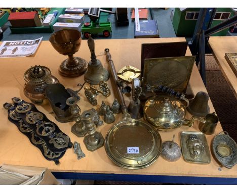 A LARGE QUANTITY OF BRASSWARE TO INCLUDE A BELL, HORSE BRASSES, KETTLE, CANDLESTICKS, CANNON, LAMP ETC 