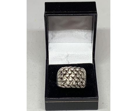 A HEAVY SILVER RING MARKED 925 WITH PRESENTATION BOX 