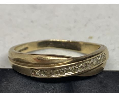 A 9 CARAT GOLD RING WITH A LINE OF DIAMONDS SIZE O 