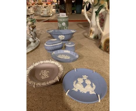 SEVEN PIECES OF WEDGEWOOD JASPERWARE TO INCLUDE A GREEN AND WHITE VASE 
