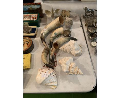 AN ECLECTIC ASSORTMENT TO INCLUDE CERAMIC ANIMAL FIGURES, FIVE HORNS AND SEA SHELLS ETC 