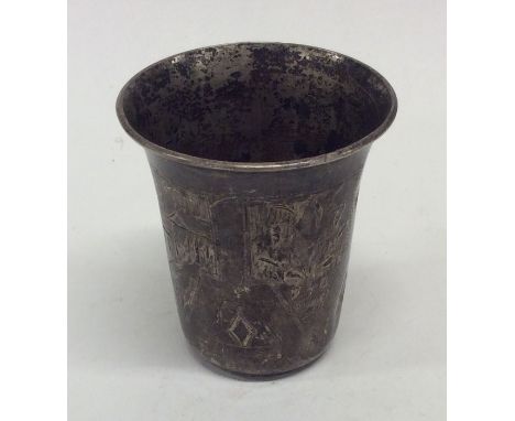 A small Russian engraved silver vodka tot decorated with flowers and leaves. Approx. 24 grams. Est. £30 - £40.