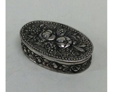A Continental oval silver snuff box decorated with flowers and leaves. Approx. 30 grams. Est. £20 - £30.