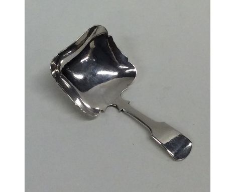 A good Georgian silver fiddle pattern caddy spoon with shaped rim. London. By JC. Approx. 13 grams. Est. £40 - £50.