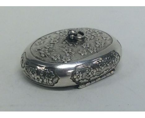 A rare Antique Chinese / English squeeze sided silver snuff box with Oriental decoration. Approx. 26 grams. Est. £350 - £450.