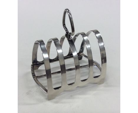 An Edwardian silver toast rack on bracket feet. Birmingham. Approx. 53 grams. Est. £20 - £30.