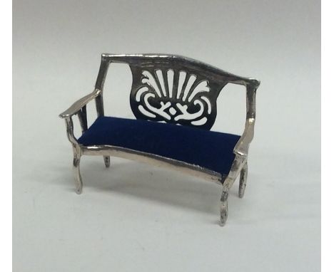 An unusual French silver doll's house sofa. Approx. 13.4 grams. Est. £20 - £30.