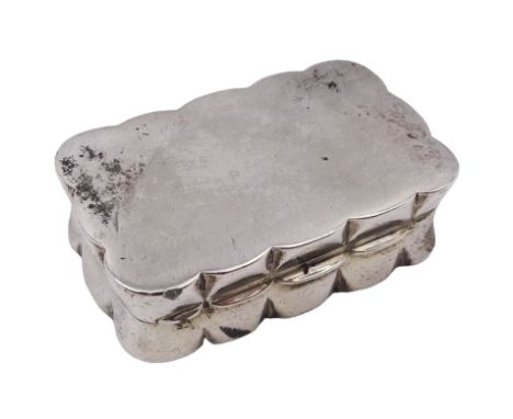1930s silver snuff box, of rectangular form with scalloped edge, hallmarked Robert Pringle & Sons, Birmingham 1936, W5cmCondi