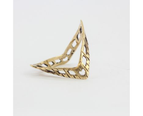 A gent's 9ct yellow gold wishbone ring, (S). Approx. 2.3gr.