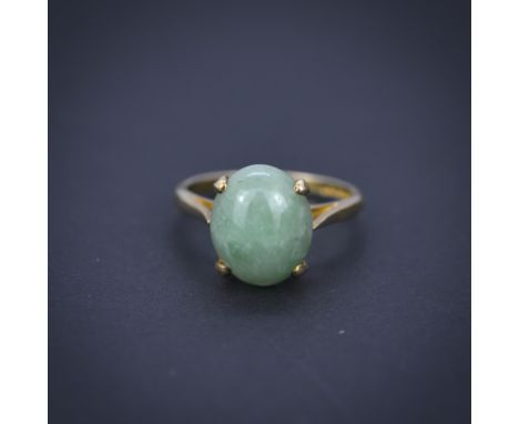 A hallmarked 9ct yellow gold jade set ring, (N).