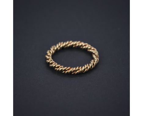 A 9ct yellow gold (tested) twisted band ring, (M.5). Approx. 2.4gr.&nbsp;