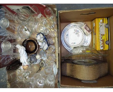 A mixed lot of ceramics and glass ware, a clock, banknotes and similar (2)