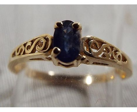 A lady's 14ct yellow gold sapphire dress ring, approx weight 1.5grams, size L, Est £20 - £40