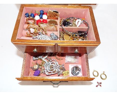 A wooden jewellery box containing a quantity of predominantly costume jewellery to include a  9ct gold hallmarked pendant in 