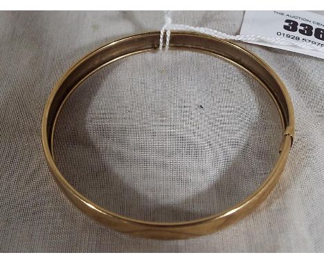 A lady's hallmarked 9ct gold bangle approx weight 6.69grams Est £40 - £60