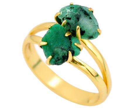 A 925 silver gilt ring set with rough emerald, (O).