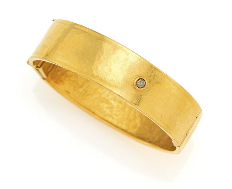 GOLD-DIAMANT-ARMREIF. Material: 750/- Gelbgold, Punze. Gesamtgewicht: ca. 46,5 g. Maße: Innendurchmesser 5,5 x 4,2 cm. Diaman