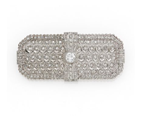 DIAMANT-BROSCHE. Datierung: Um 1980. Material: Platin, getestet. Gesamtgewicht: ca. 21,5 g. Maße: 2,5 x 5,5 cm. Diamanten:  1
