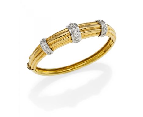 DIAMANT-ARMREIF. Herkunft: USA, New York. Datierung: Um 1980. Material: 585/- Gelbgold, Punze. Gesamtgewicht: ca. 30,0 g. Maß