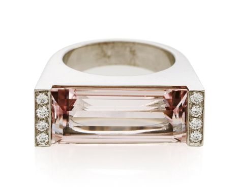 MORGANIT-RING. Material: 585/- Weißgold, Punze. Gesamtgewicht: ca. 21,4 g. EU-RM: 53. Diamanten: 8 Brillanten zus. ca. 0,2 ct