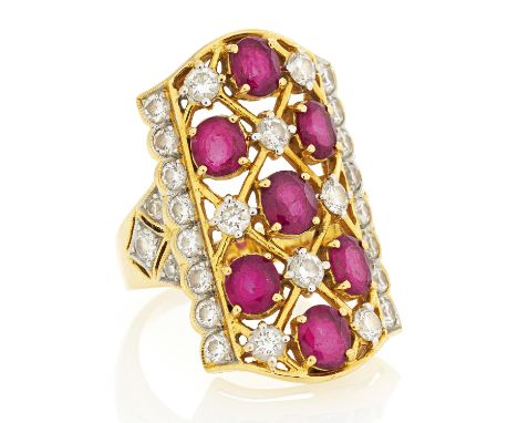 RUBIN-DIAMANT-RING. Material: 750/- Gelbgold, getestet. Gesamtgewicht: ca. 10,4 g. EU-RM: 52,5. Diamanten: 30 Brillanten zus.