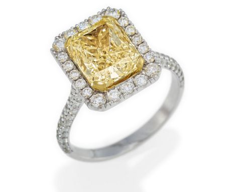 DIAMANT-RING FANCY INTENSE YELLOW. Material: 750/- Weiß-, Gelbgold, Punze. Gesamtgewicht: ca. 5,0 g. EU-RM: 53. Beschreibung: