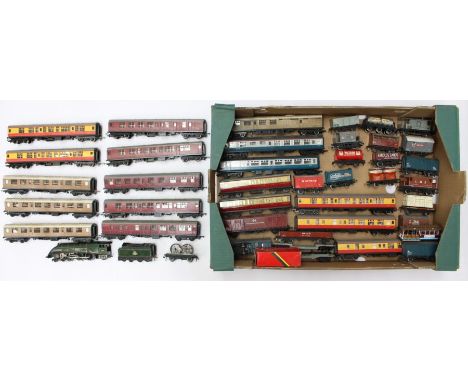 Model Railway: A collection of assorted OO Gauge model railway to comprise: Hornby Dublo 3-rail Silver King locomotive and te