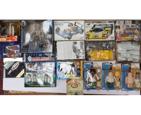 Collectables: An eclectic mix of assorted boxed collectables to include: Family Guy carded figures, Lord of the Rings Gollum,