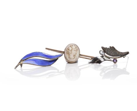 EARLY TWENTIETH CENTURY CAMEO SET BAR BROOCHthe oval cameo depicting a woman in profile, on a bar, unmarked; along with a sil