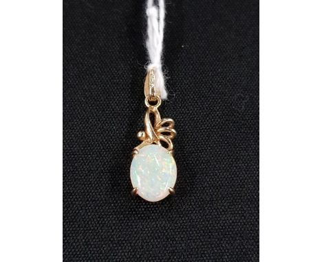 14 CARAT GOLD AND OPAL PENDANT 