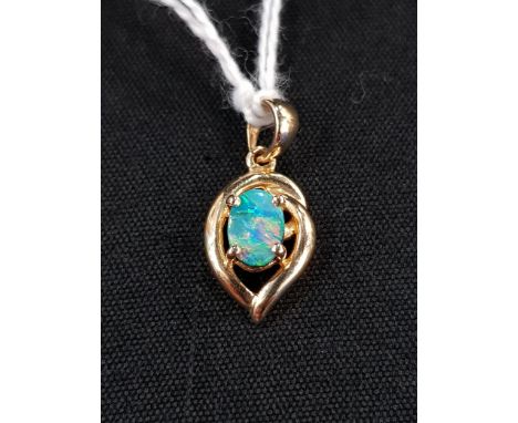 14 CARAT GOLD OPAL PENDANT 1.6G 