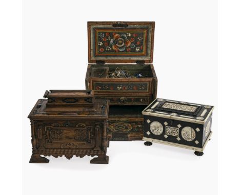 Drei SchatullenSüddeutsch, 18./19. Jh.Holz, gefasst bzw. lasiert. Einlagen in Bein, graviert. Rest., erg., best. 22 x 23 x 15