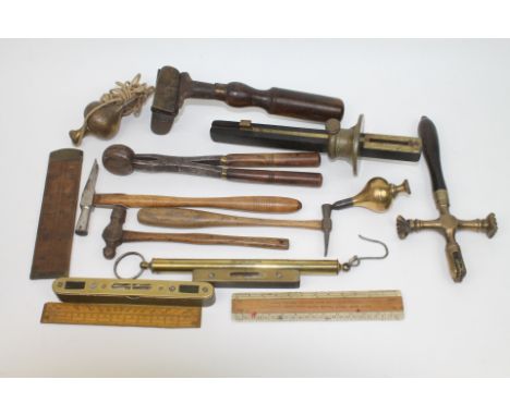 Quantity of antique and other workshop / carpentry tools including brass and rosewood mortise scribe, two brass and rosewood 